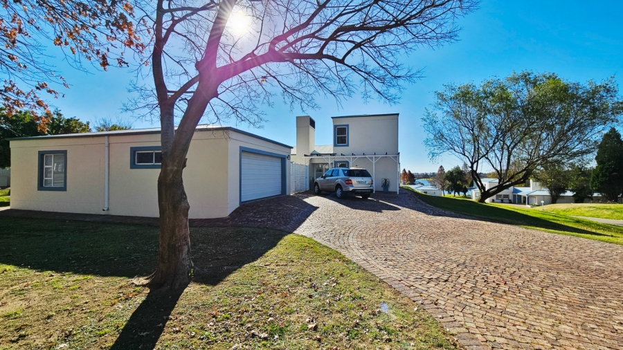 4 Bedroom Property for Sale in Bishops Bay Free State